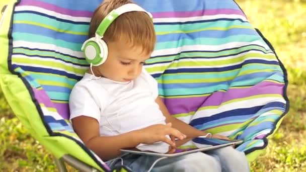 Kulaklıklar ve oynayan çocuk — Stok video