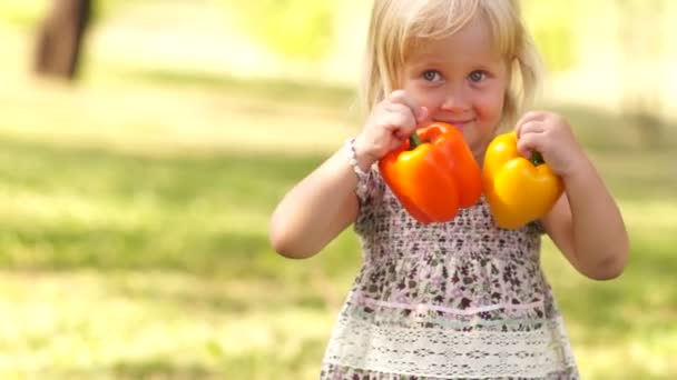 Chica jugando con pimientos — Vídeo de stock