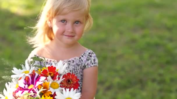 Симпатичная девушка с цветами — стоковое видео