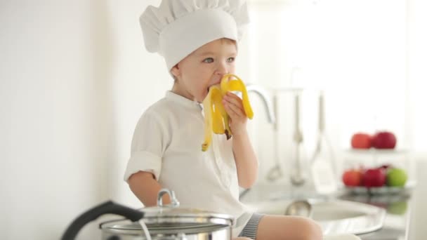 Cute baby eating banana — Stock Video