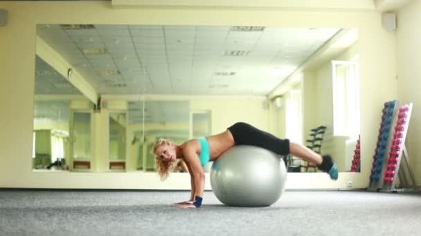 Mujer haciendo ejercicios con fitbol . — Vídeos de Stock