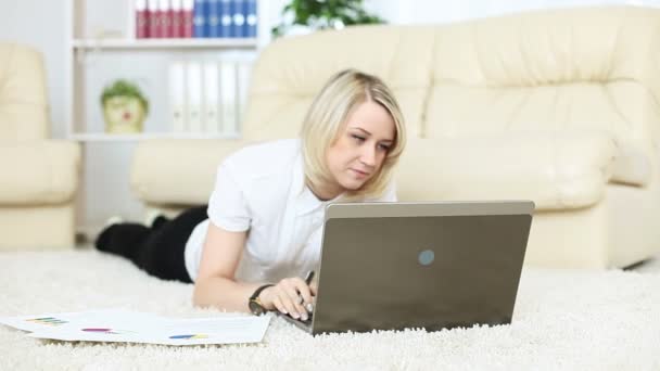 Žena pracující s laptopem — Stock video