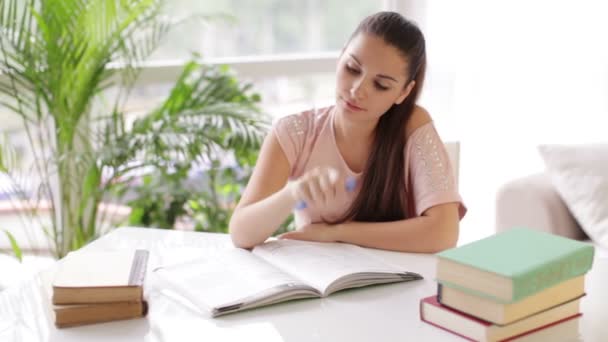 Student girl studying at table — Stock Video