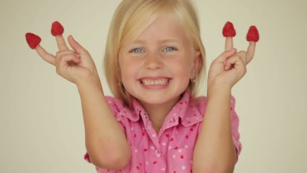 Chica comiendo frambuesas — Vídeo de stock