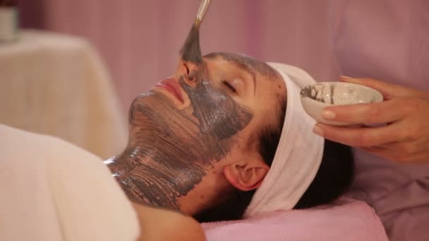 Terapeuta applicare maschera cosmetica — Video Stock