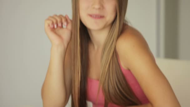 Student girl sitting at table — Stock Video