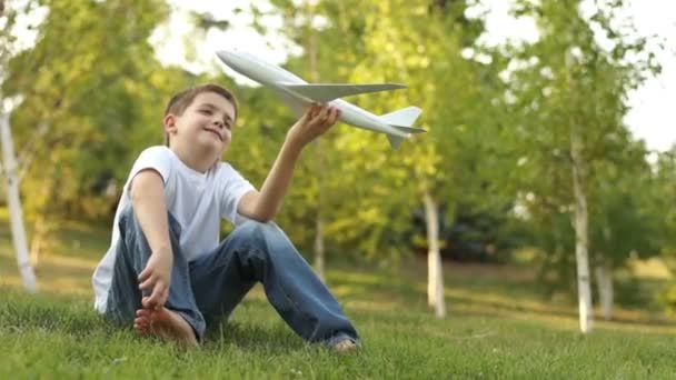 Bambino sognando di essere un pilota — Video Stock