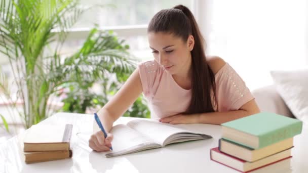 Estudiante chica estudiar en mesa — Vídeos de Stock