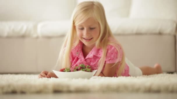 Niña comiendo fresas. — Vídeos de Stock