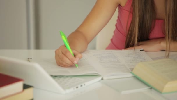 Masada oturan ve yazma kız — Stok video