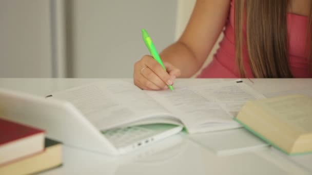 Fille assise à table et étudiant — Video