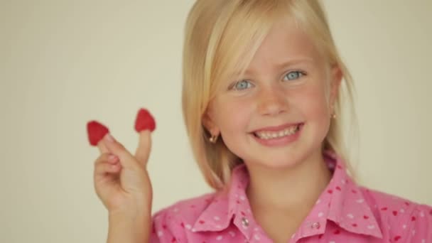 Девушка ест малину — стоковое видео