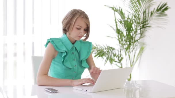 Молода жінка використовує ноутбук — стокове відео