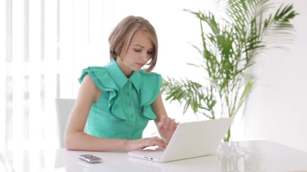 Jovem mulher usando laptop — Vídeo de Stock