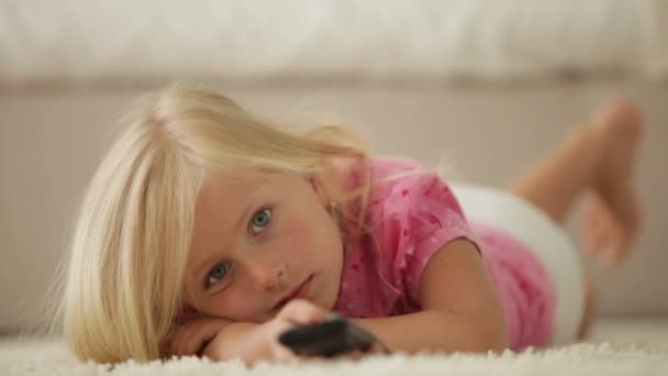 カーペットの上に横たわる少女 — ストック動画