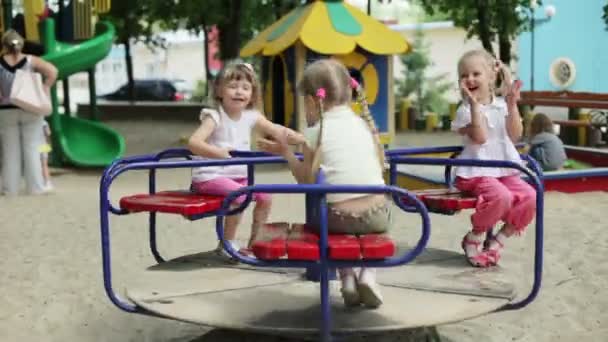 Kinderen zwaaien hun handen — Stockvideo