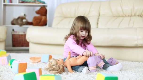 Meisje van de baby spelen met pop — Stockvideo