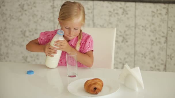 Fille assise à la table de cuisine — Video