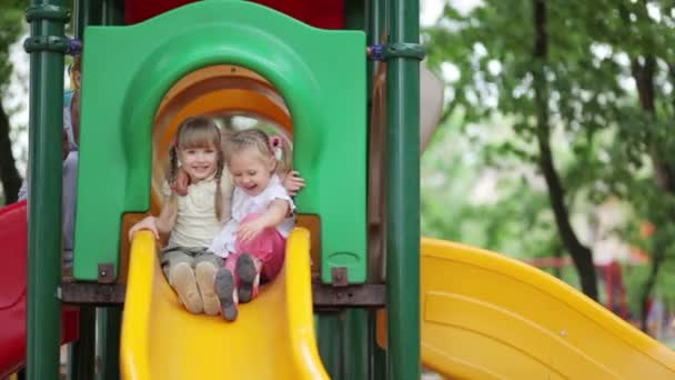 Meninas felizes no parque infantil . — Vídeo de Stock