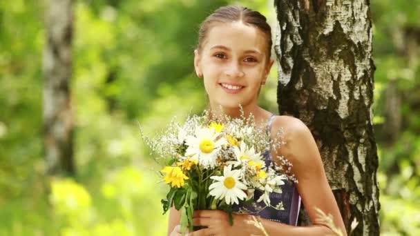 Menina sorridente com flores . — Vídeo de Stock