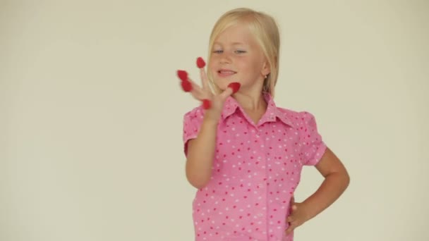 Girl posing with raspberries — Stock Video