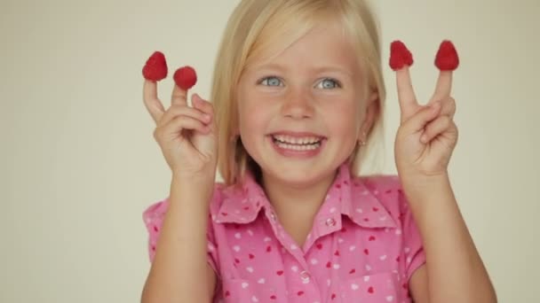 Meisje eten frambozen — Stockvideo