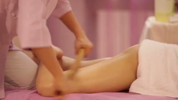 Massage specialist massaging female legs — Stock Video