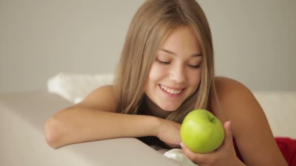 Chica relajante en sofá comer — Vídeos de Stock