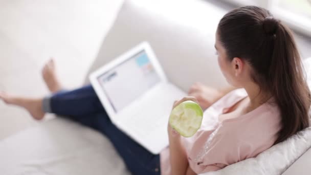 Mujer sentada en el sofá con portátil — Vídeos de Stock