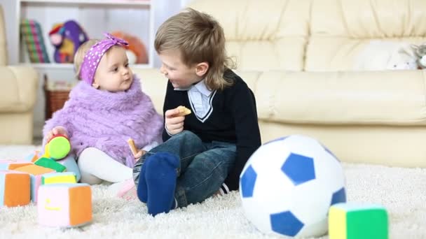 Kinder, die auf dem Boden sitzen und essen — Stockvideo