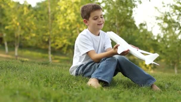 Bambino sognando di essere un pilota — Video Stock