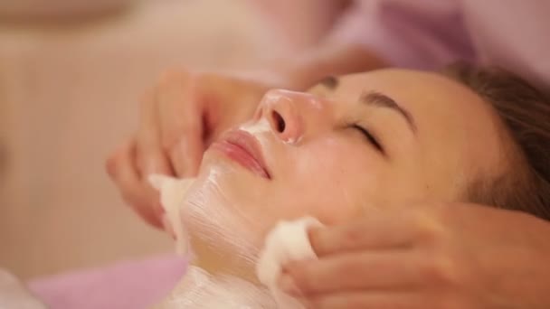 Bellezza specialista pulizia viso femminile — Video Stock