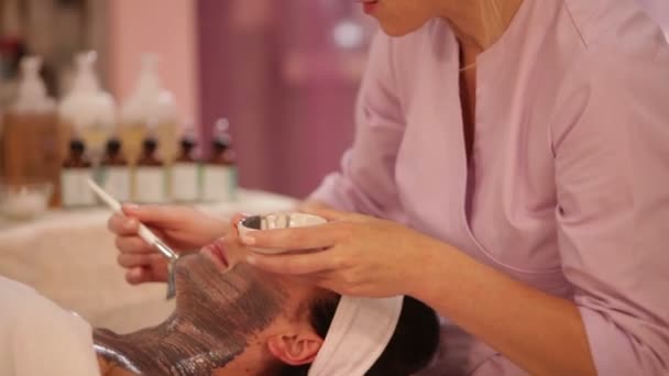 美容师应用化妆品面膜 — 图库视频影像