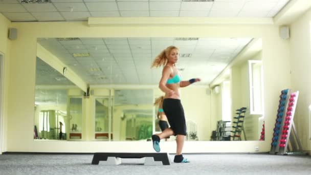 Femme fait des exercices — Video