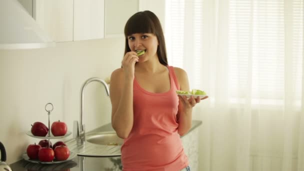 Mädchen isst Früchte. — Stockvideo