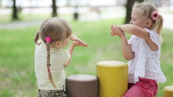 Kinderen spelen in de Kids telling. — Stockvideo