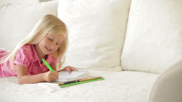 Κορίτσι ξαπλωμένο σε καναπέ γραφής — Αρχείο Βίντεο