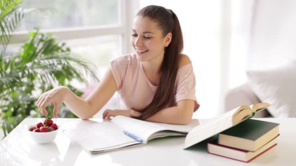 Mulher jovem estudando — Vídeo de Stock