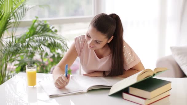 Cheerful student girl studying — Stock Video