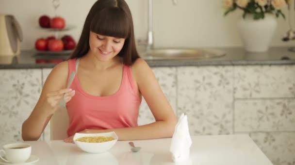 Fröhliches Mädchen sitzt d essen — Stockvideo