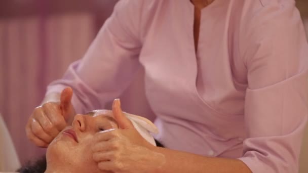 Масажистка масажистка обличчя жінки — стокове відео