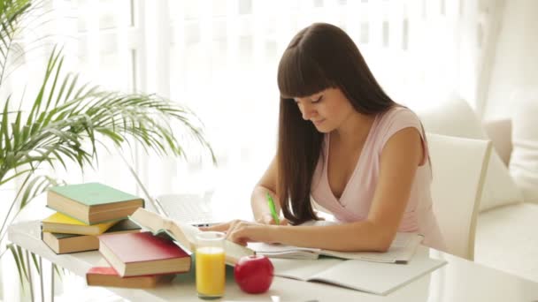 Fille assise à table et étudiant — Video