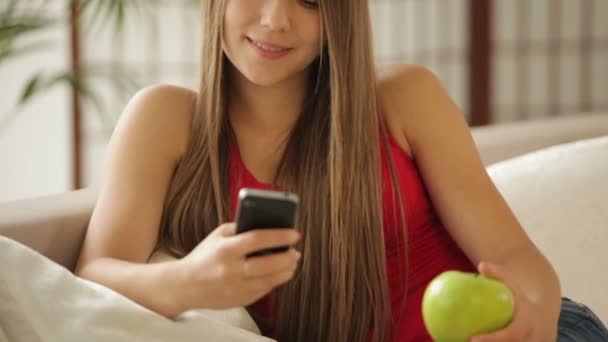 Menina usando celular — Vídeo de Stock