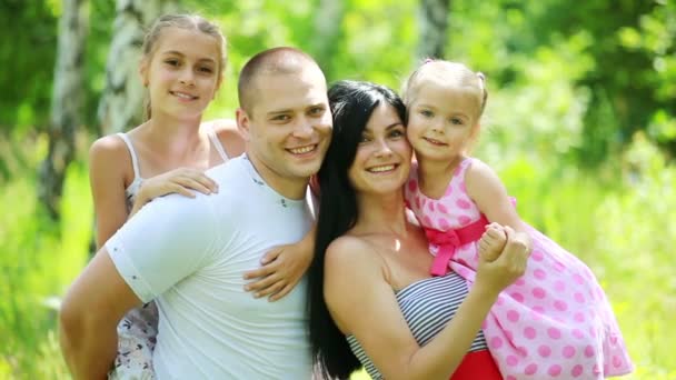 Familia feliz en el parque. — Vídeos de Stock