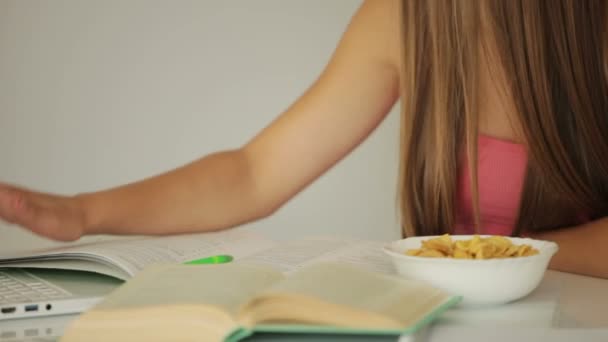 Κορίτσι που σπουδάζει στο τραπέζι — Αρχείο Βίντεο