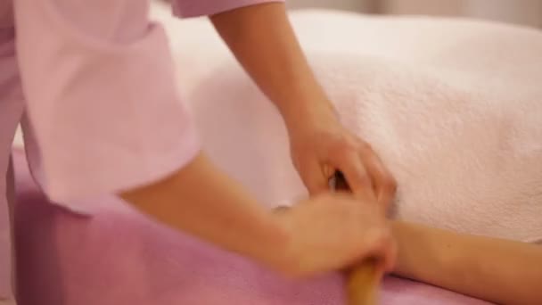 Terapeuta fazendo massagem de mão — Vídeo de Stock