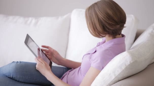 Κοπέλα καθόταν στον καναπέ χρησιμοποιώντας touchpad — Αρχείο Βίντεο