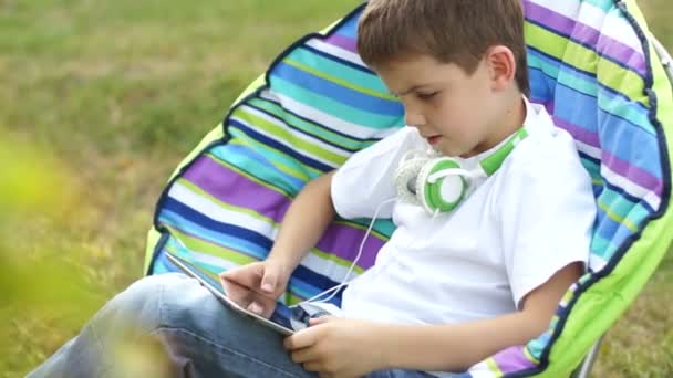 Boy online with a tablet pc — Stock Video