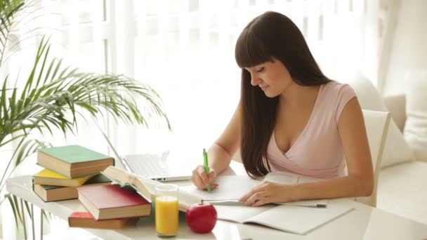 Fille assise à table et étudiant — Video