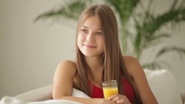 美丽的女孩喝果汁 — 图库视频影像